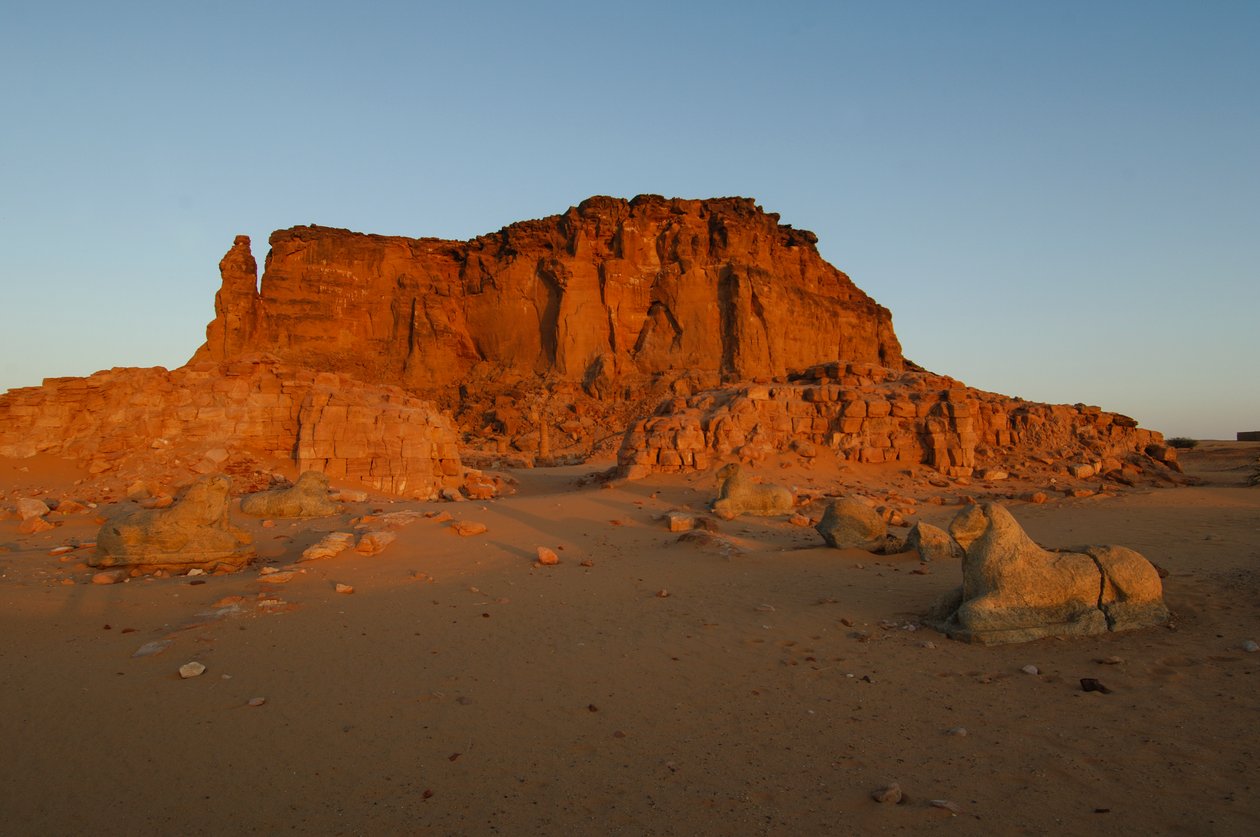 Pôr da lua e nascer do sol, Templo de Taharka, Porta de Ram, Gebel Barkal, Complexo de Templos, Faraó..., 2007 (foto) de Kenneth Garrett