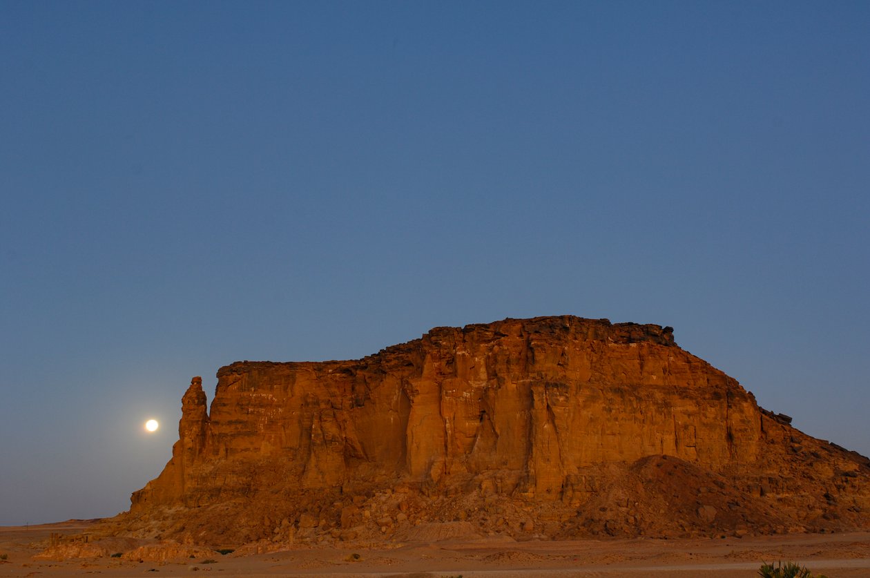 Pôr da lua e nascer do sol, Templo de Taharka, Porta de Ram, Gebel Barkal, Complexo de Templos, Faraó..., 2007 (foto) de Kenneth Garrett