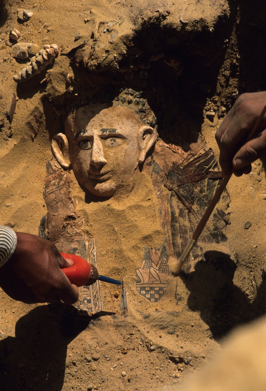 Múmia de um homem adulto, Bahariya, período greco-romano, 2002 (foto) de Kenneth Garrett