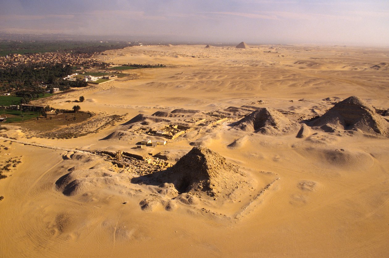Reino Antigo; vista aérea das pirâmides de Abusir com as pirâmides de Saqqara à distância; Egipto de Kenneth Garrett
