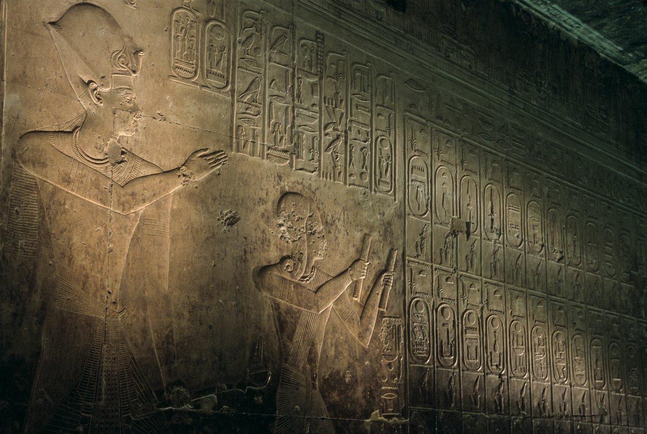 A mais antiga lista de reis conhecida, templo de Seti I em Abydos, Seti I aparece de pé atrás de Ram..., 2005 (foto) de Kenneth Garrett