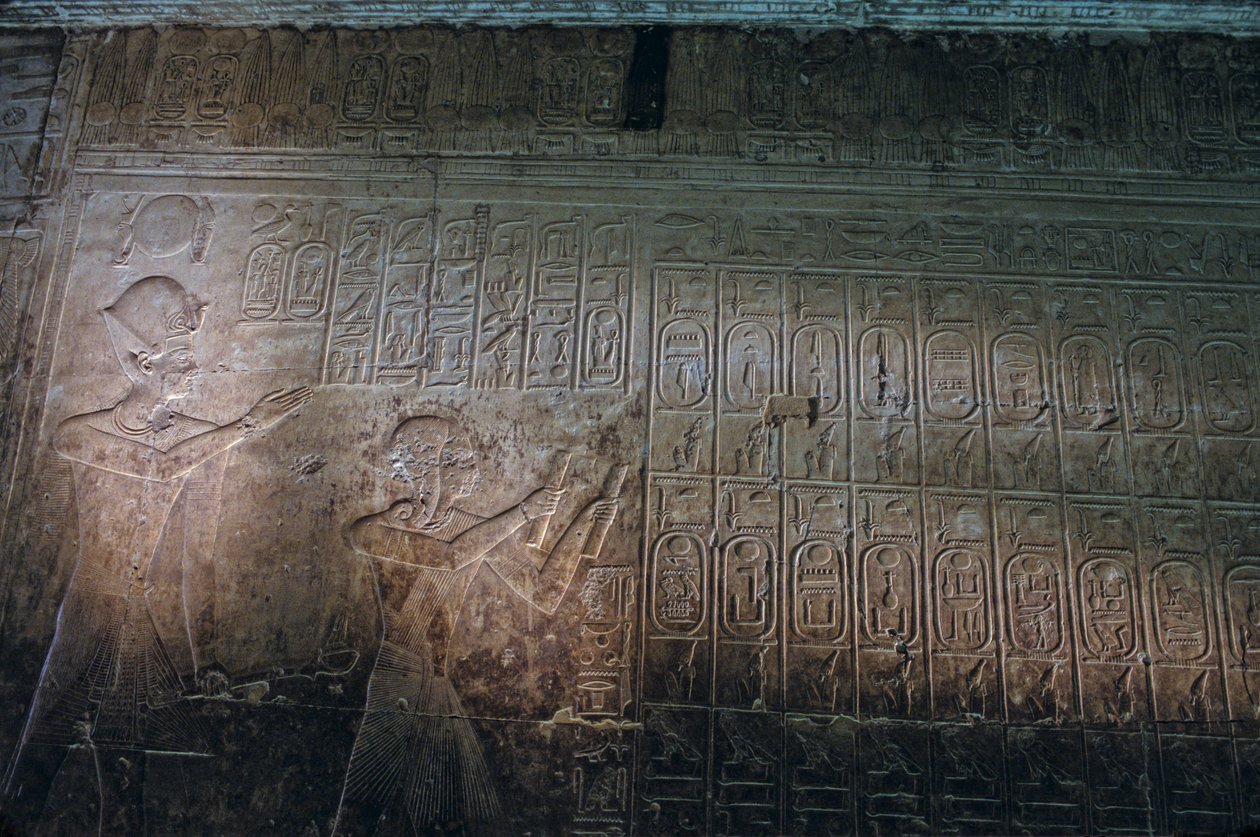 A mais antiga lista de reis conhecida, templo de Seti I em Abydos, Seti I aparece de pé atrás de Ram..., 2005 (foto) de Kenneth Garrett
