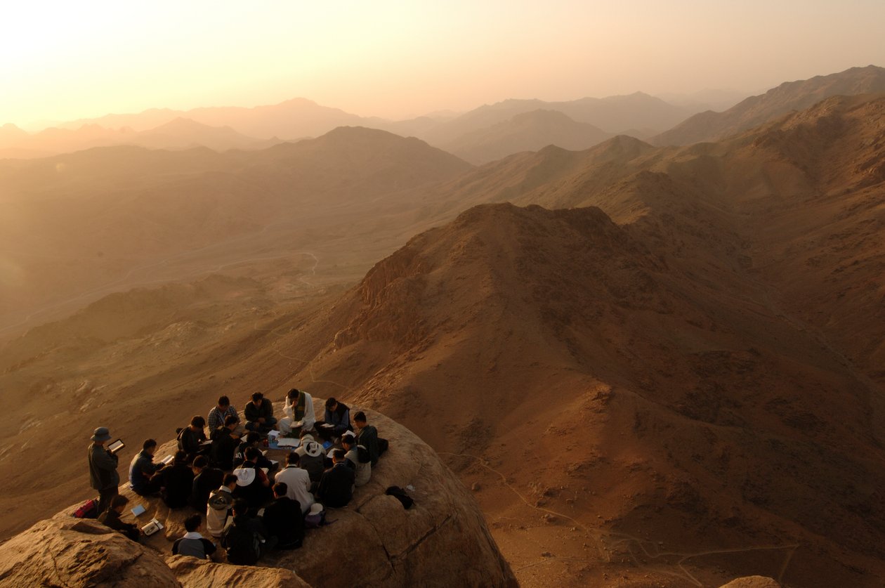 Peregrinos reúnem-se no Monte Sinai, onde Deus falou a Moisés, segundo a Bíblia, Evangelho de Jud..., 2006 (foto) de Kenneth Garrett