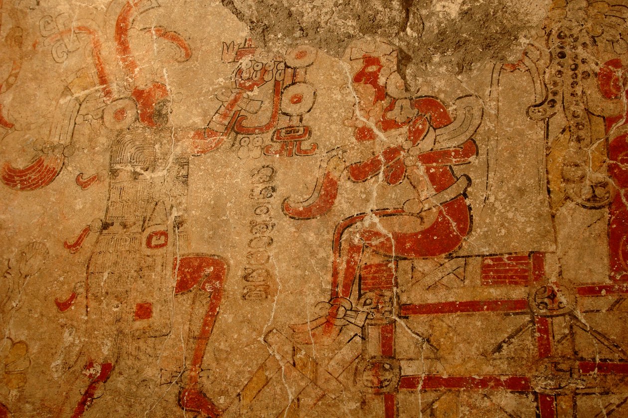 Sacerdote coroando o rei no trono de adesão, mural pré-clássico primitivo, Maya; Maya..., 2002 (foto) de Kenneth Garrett