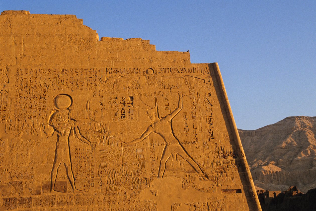 Ramsés III ferindo inimigos, templo principal, pilão, Medinet Habu, Novo Reino, Egipto, panorâmica de Kenneth Garrett