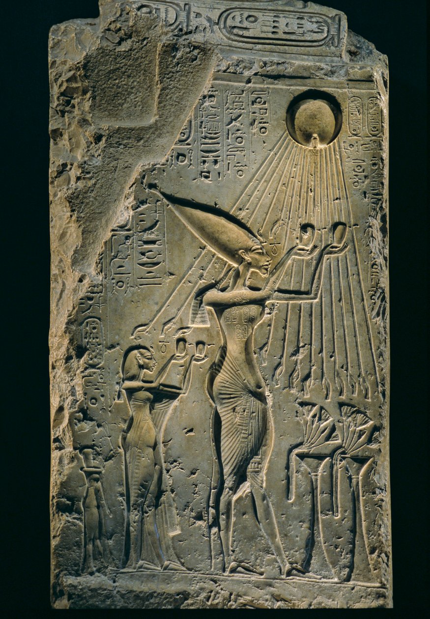 Relevo de Akhenaton sob Aten, balaustrada, Amenhotep IV. Como faraó, Akhenaton é..., 2009 (foto) de Kenneth Garrett