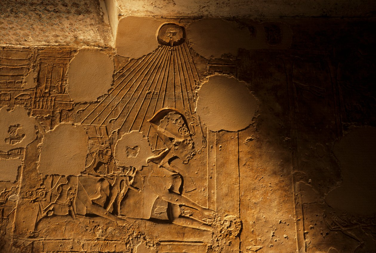 Relevo da família real, Akhenaton, Nefertiti e filhas, túmulo de Mahu, "Chefe de P..., 2001 (foto) de Kenneth Garrett
