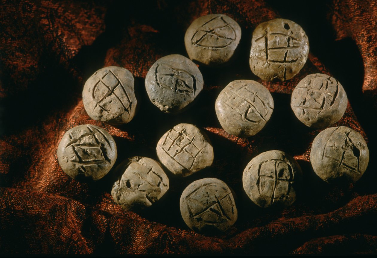 Bula redonda; artefacto, Civilização de Oxus; Turquemenistão; sítio de Gonor Depe; Victor Sari..., 2004 (foto) de Kenneth Garrett