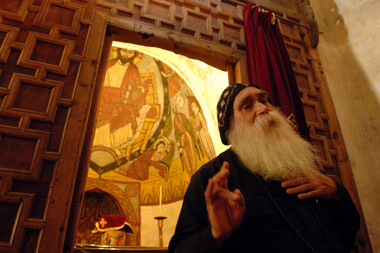 Mosteiro de Santo António, Padre Ruwais, monge copta, Egipto, Evangelho de Judas; Códice..., 2006 (foto) de Kenneth Garrett