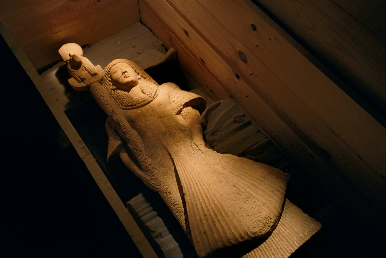 Estátua de arenito de Nebre como porta-estandarte da deusa da guerra Sekhme, com cabeça de leão..., 2002 (foto) de Kenneth Garrett