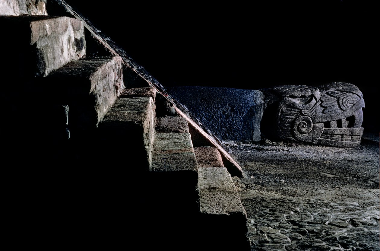 Réplica de serpente no Grande Templo, Tenochtitlan, Templo Mayor, Azteca, México, México Ci..., 2010 (foto) de Kenneth Garrett