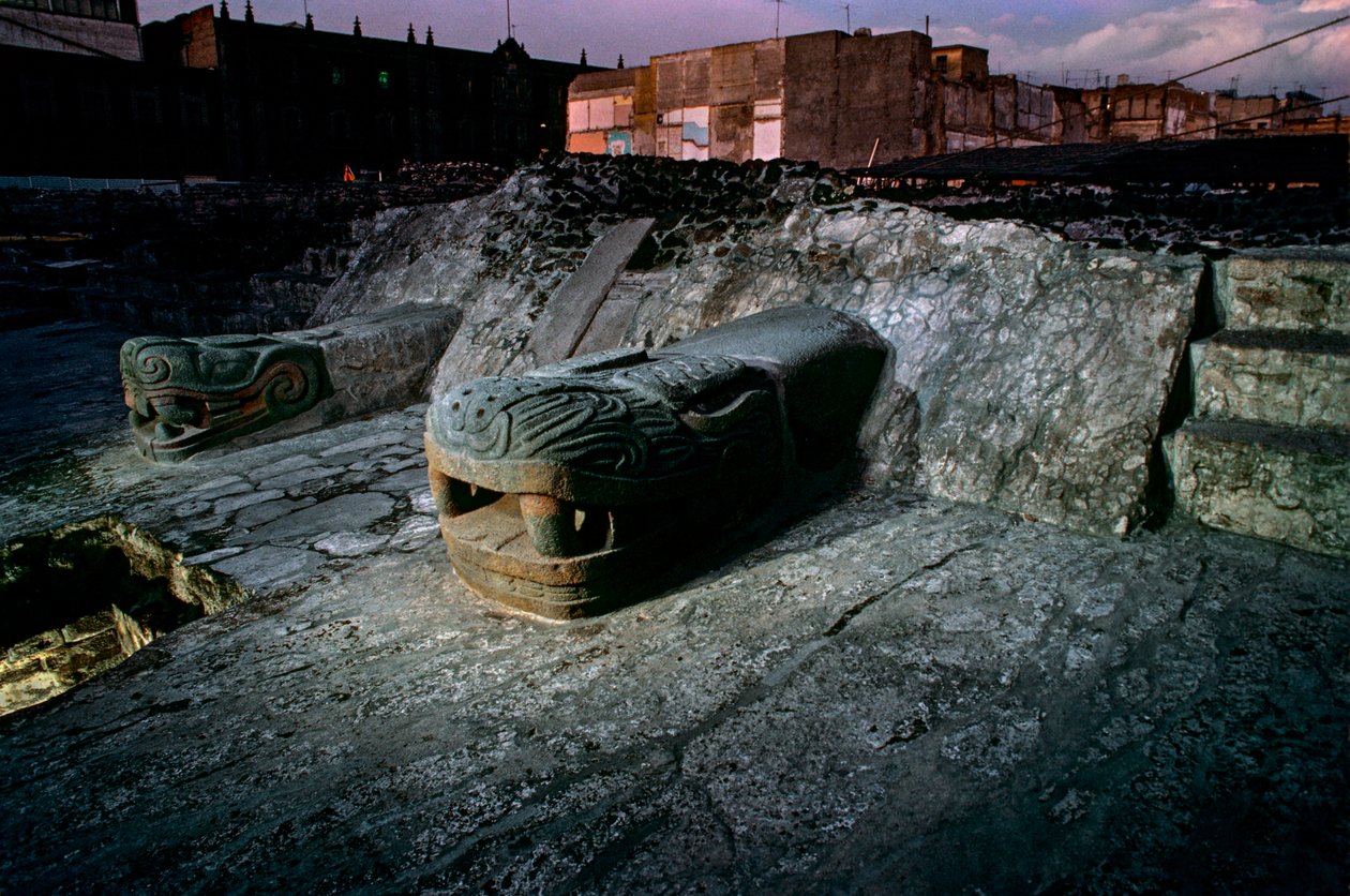 Réplica de serpente no Grande Templo, Tenochtitlan, Templo Mayor, Azteca, México, México Ci..., 2010 (foto) de Kenneth Garrett