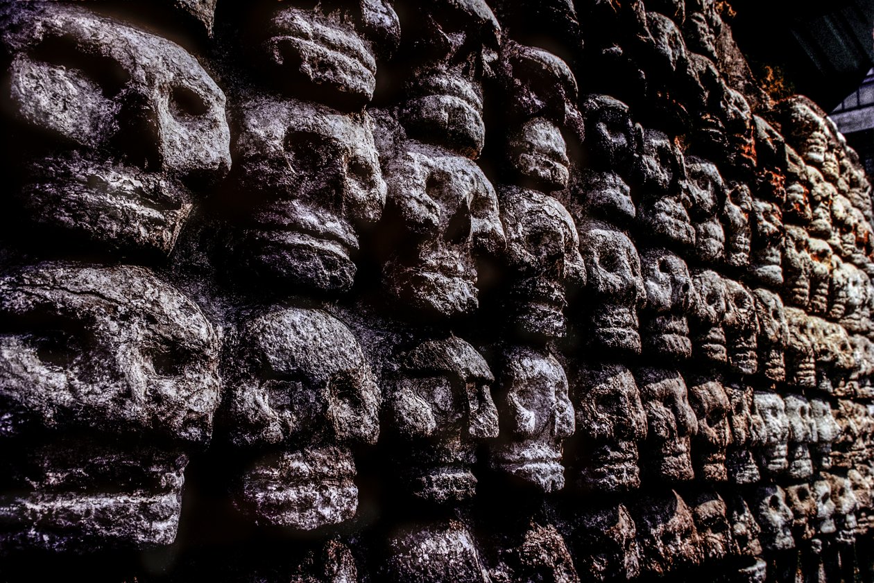 Estante de crânios ou Tzompantli, Azteca, México, Templo Mayor, 2010 (foto) de Kenneth Garrett