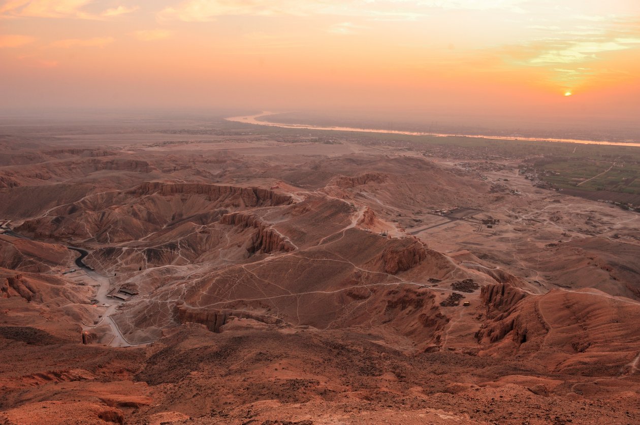Nascer do sol sobre o Vale dos Reis, visto do cume de el-Qurn, tom..., 2003 (foto) de Kenneth Garrett