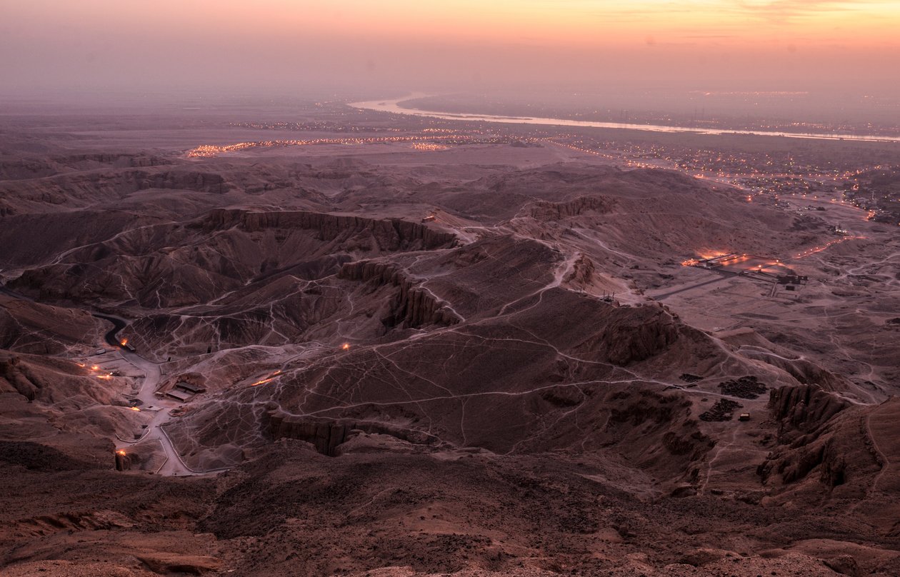 Nascer do sol sobre o Vale dos Reis, visto do cume de el-Qurn, tom..., 2003 (foto) de Kenneth Garrett