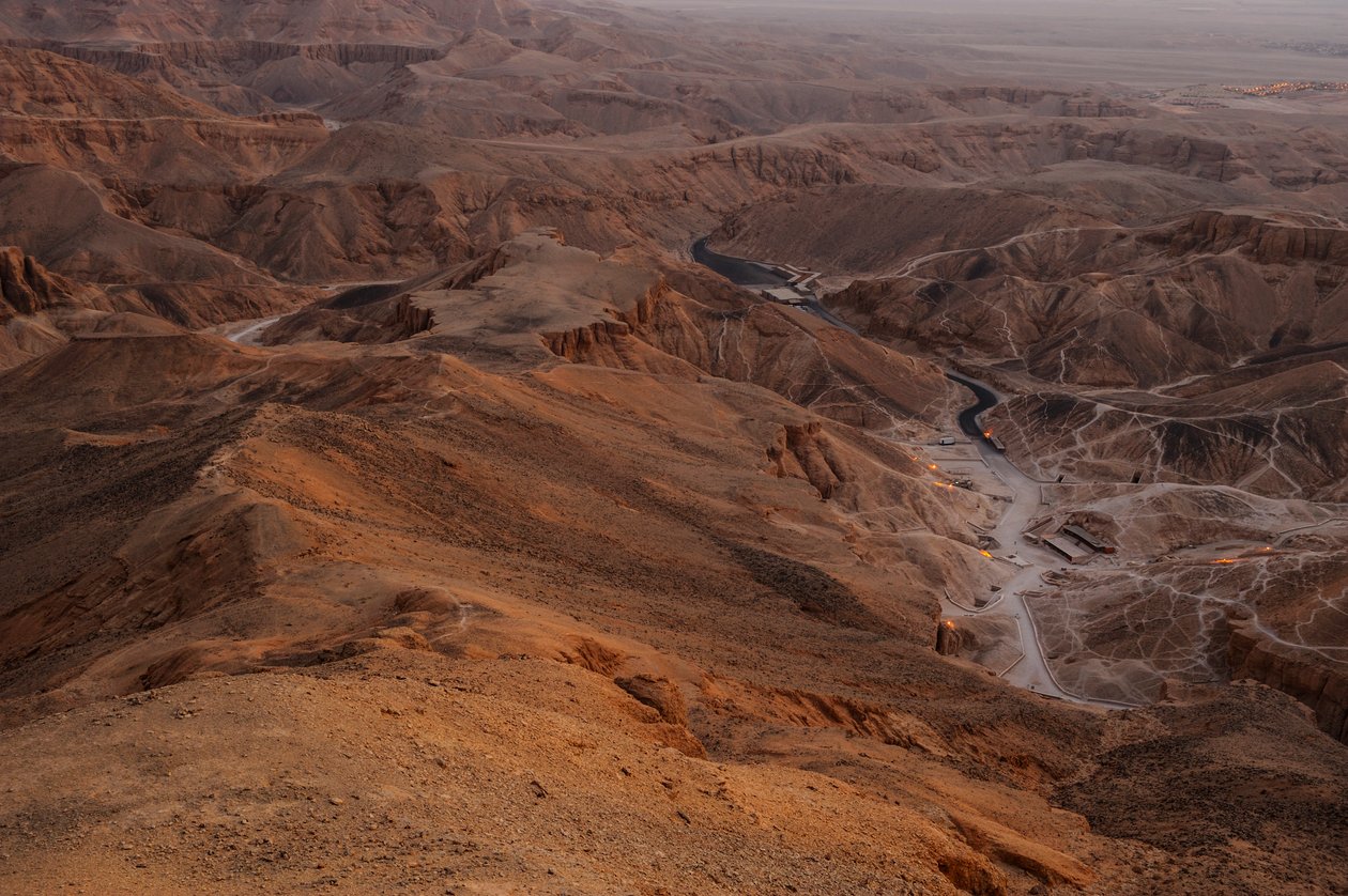 Nascer do sol sobre o Vale dos Reis, visto do cume de el-Qurn, tom..., 2003 (foto) de Kenneth Garrett