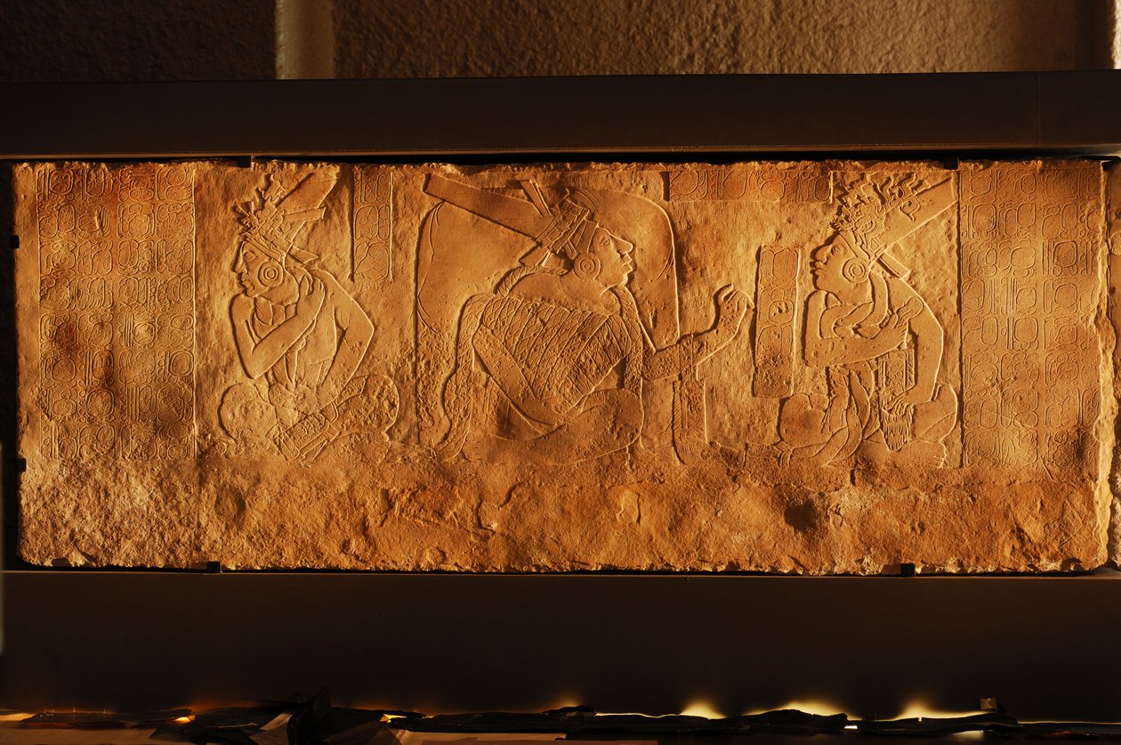 Banco do trono do Templo 19, Palenque, México, escultura de Akhal Mo Nab, 2005 (foto) de Kenneth Garrett