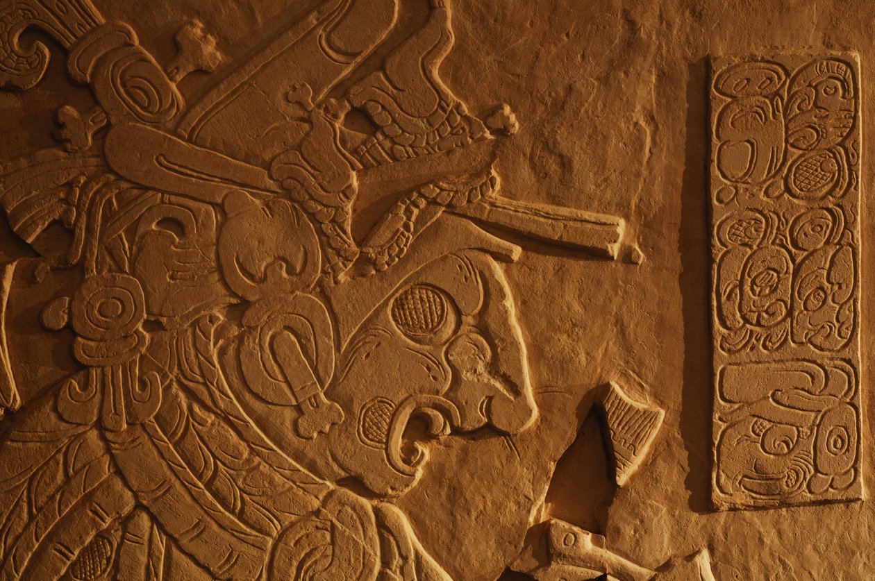 Banco do trono do Templo 21, escultura do rei Akhal Mo Nab, Palenque, México, 2005 (foto) de Kenneth Garrett