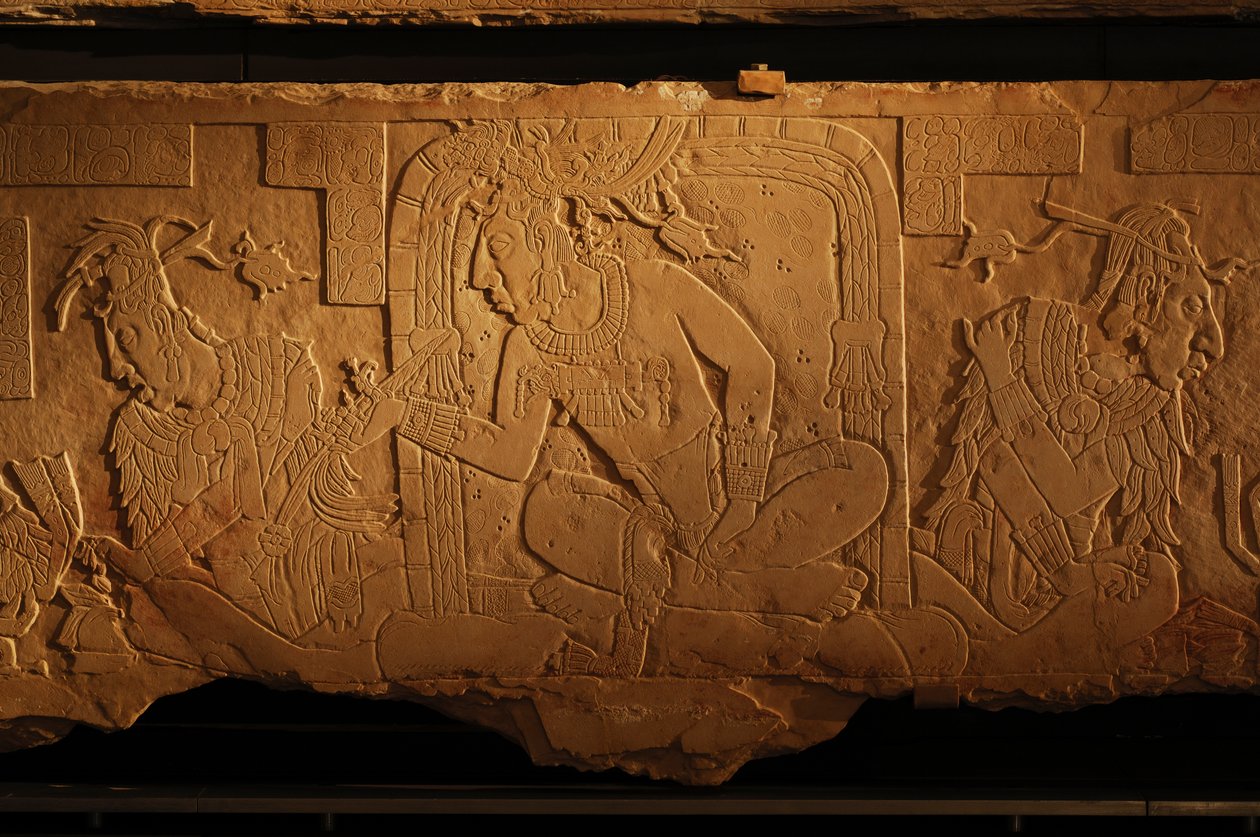 Banco do trono do Templo 21, escultura do rei Akhal Mo Nab, Palenque, México, 2005 (foto) de Kenneth Garrett