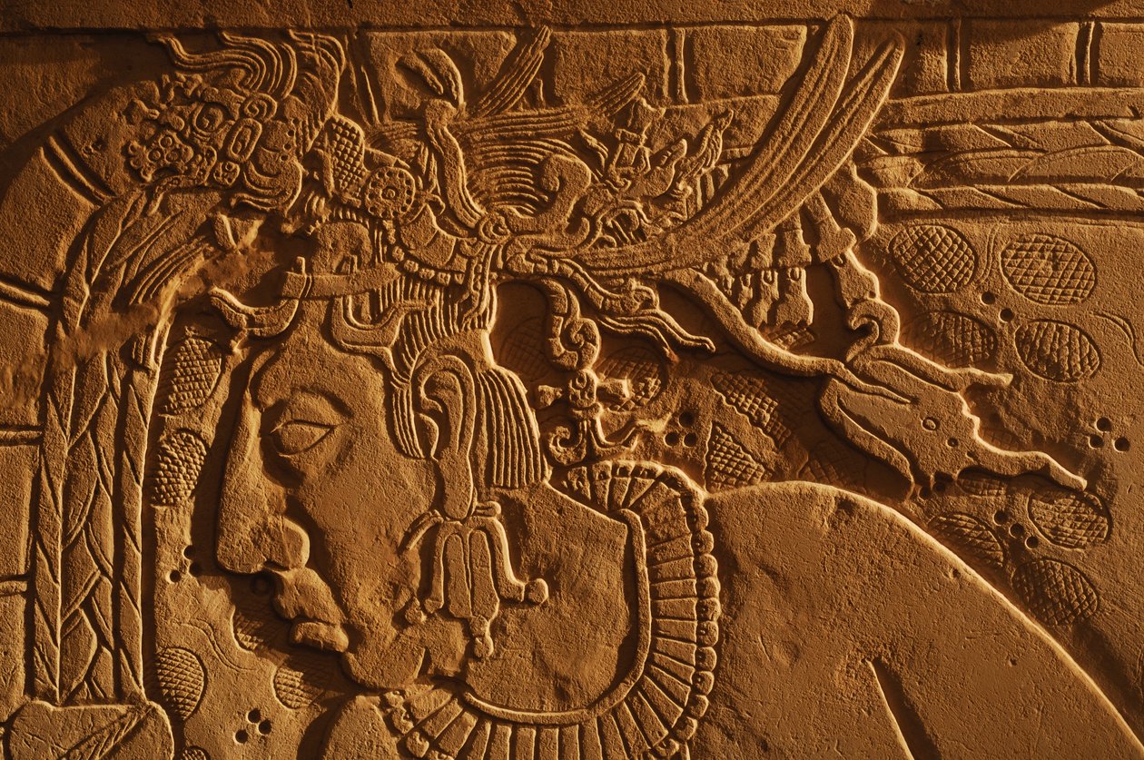 Banco do trono do Templo 21, escultura do rei Akhal Mo Nab, Palenque, México, 2005 (foto) de Kenneth Garrett