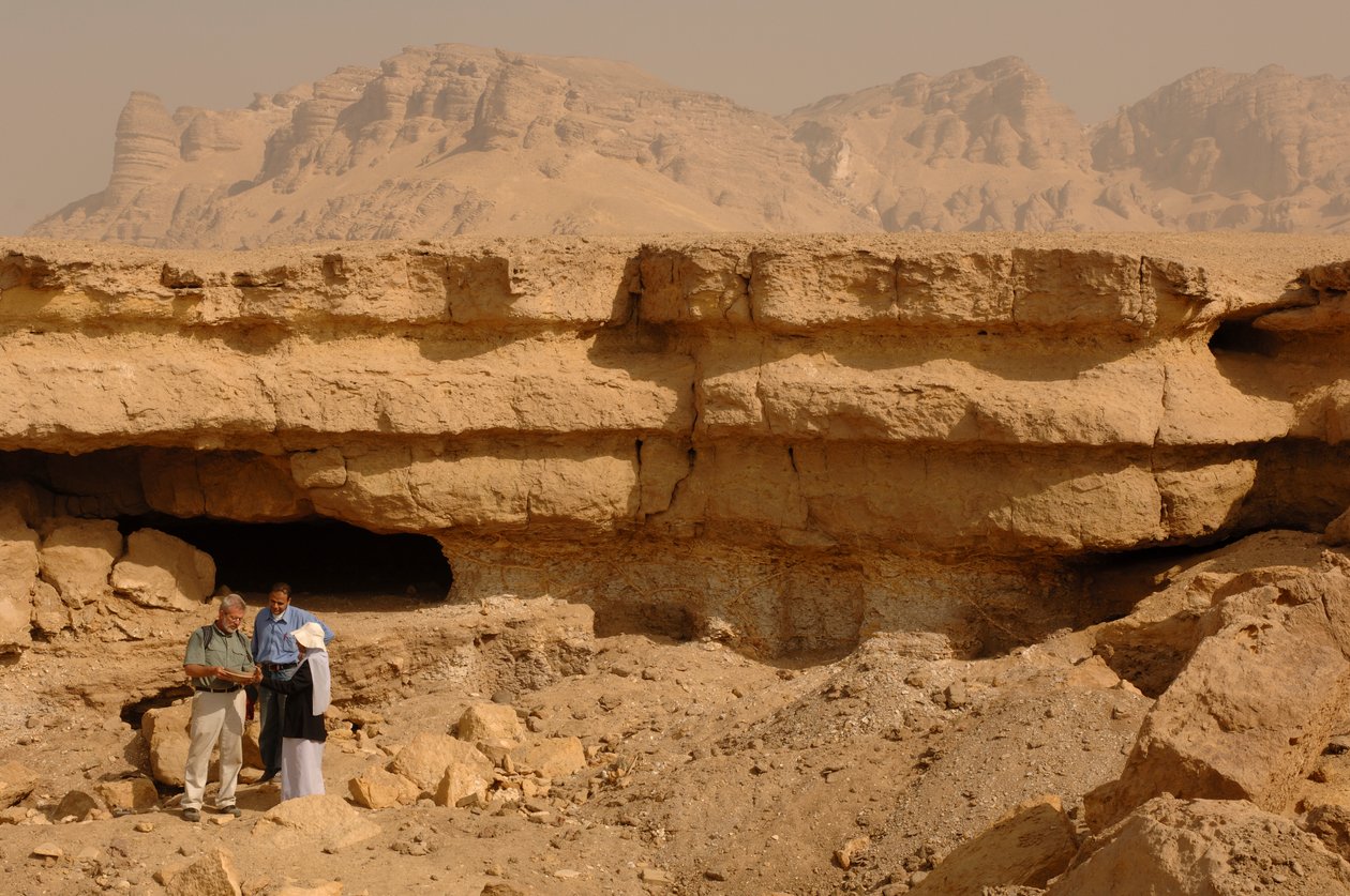 O manuscrito foi encontrado numa gruta semelhante, El Minya, Egipto, Evangelho de Judas; Codex T..., 2006 (foto) de Kenneth Garrett