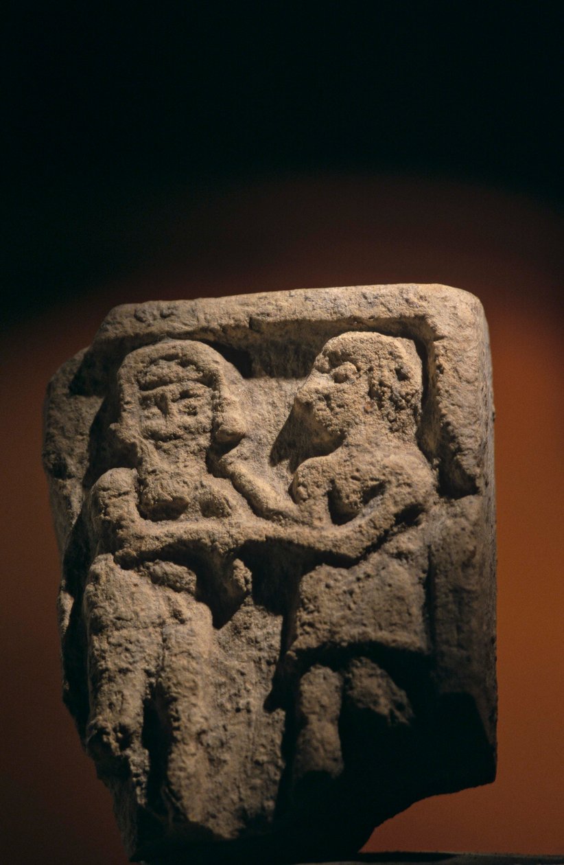 Urkesh, Império Hurriano, Síria, 2400 a.C., Giorgio Buccellati, Tábua de pedra de Enkidu e Gilgamesh..., 2004 (foto) de Kenneth Garrett