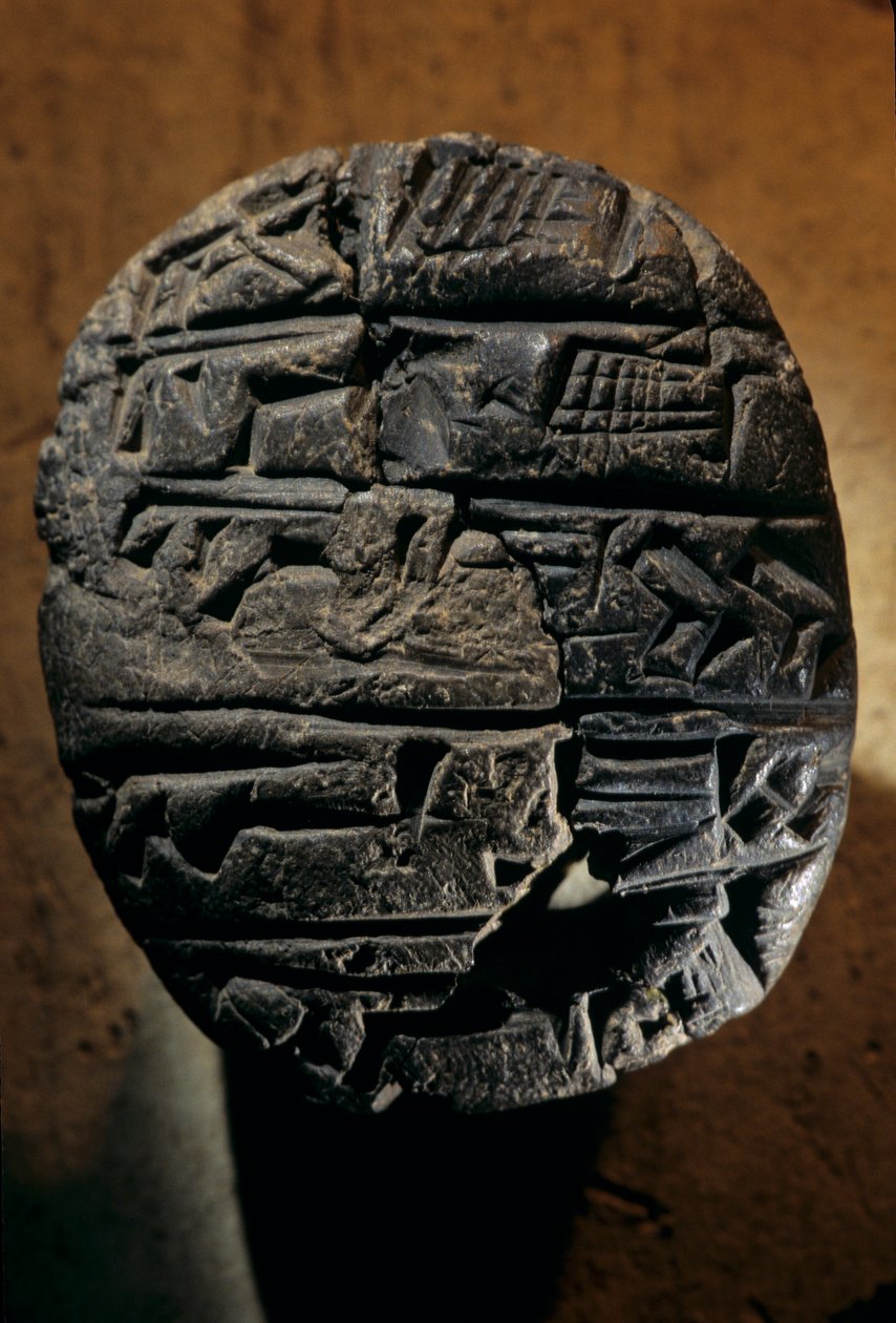 Urkesh, Império Hurriano, Síria, 2400 a.C., Giorgio Buccellati, tábua escolar para a prática da escrita..., 2004 (foto) de Kenneth Garrett