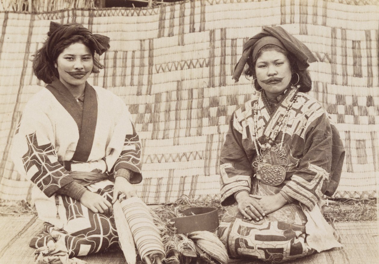 Ainu mulheres, c.1890s (impressão de prata de gelatina) de Kenzô Tamoto