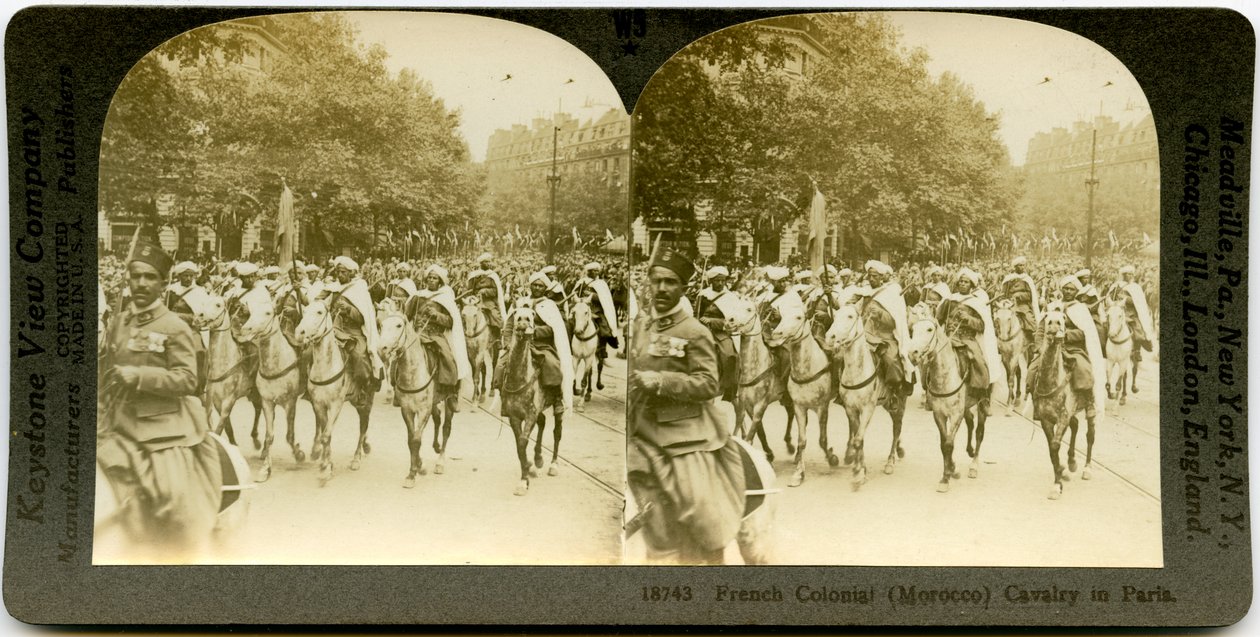 Horizontal, sépia, stereocard mostrando homens uniformizados a cavalo marchando em uma parada. Keystone Stereograph number 18743. O título diz de Keystone View Company