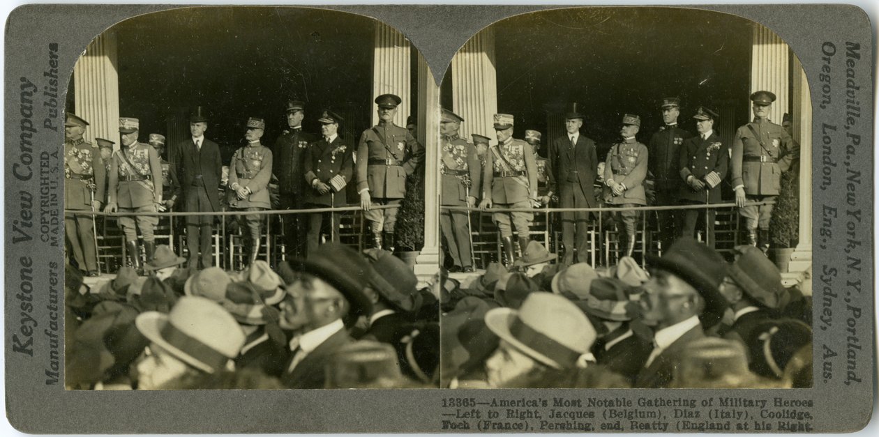 Horizontal, stereocard do sepia que mostra os homens uniformizados que estão em uma plataforma. Da esquerda para a direita de Keystone View Company