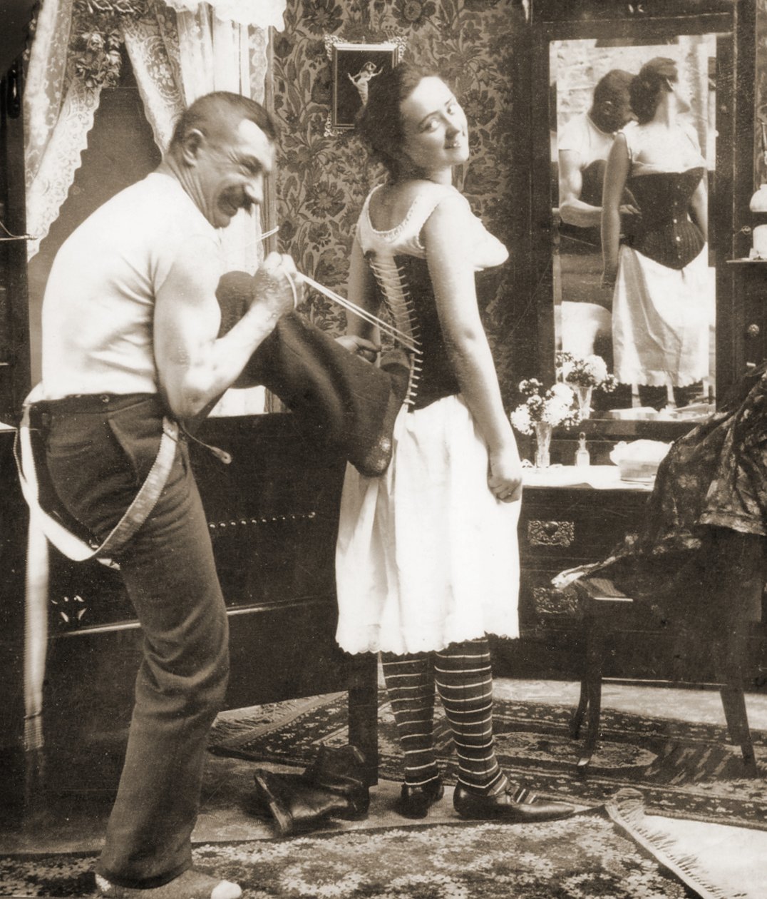 &39;Oh! Você é um cartão estereoscópico humorístico de Peach &39;, mostrando uma jovem sendo atada a um espartilho, c.1900 (foto sépia) (ver também 473249) de Keystone View Company