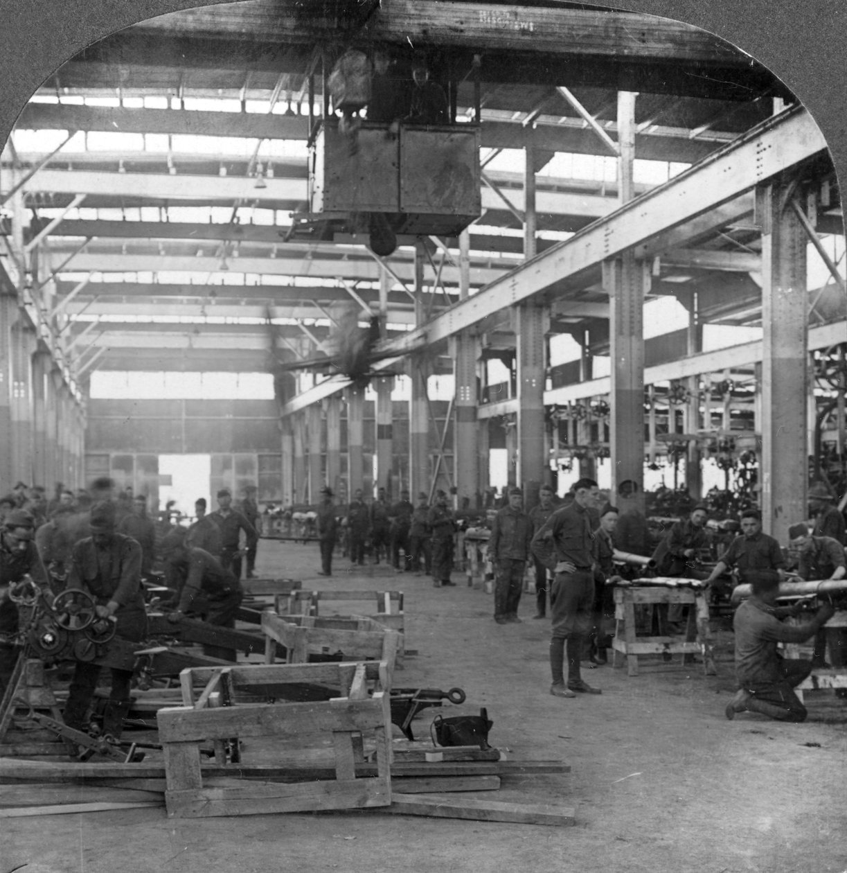 Oficinas de reparos de munições do Exército Americano em Mehun-sur-Yèvre, França, c1918-c1919 de Keystone View Company