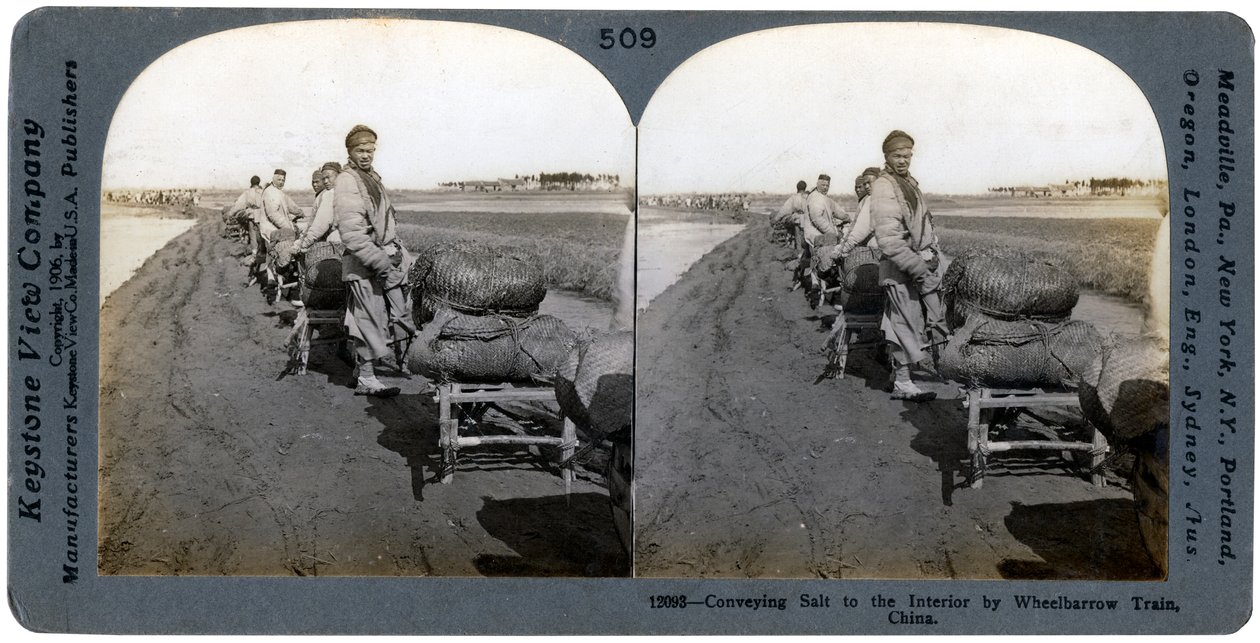 Transporte de sal para o interior por trem de carrinho de mão, China, 1906 de Keystone View Company