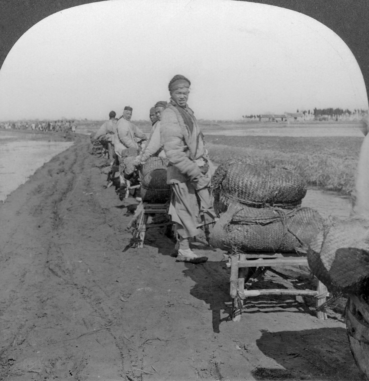 Transporte de sal para o interior por trem de carrinho de mão, China, 1907 de Keystone View Company