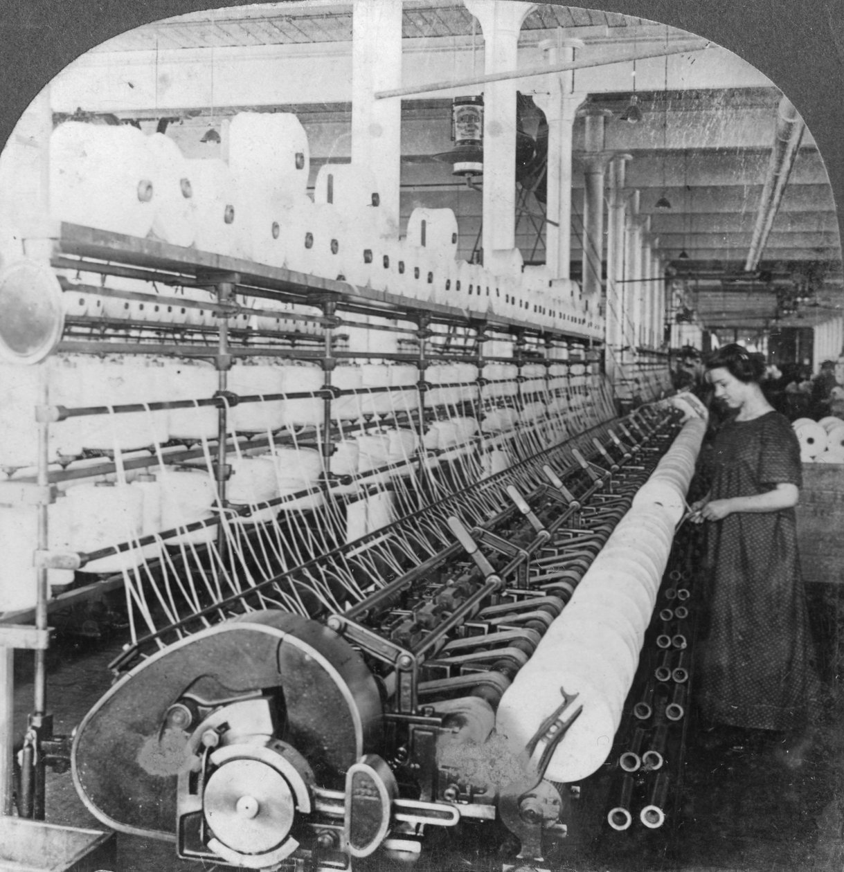 Estrutura duplicada em um grande moinho de lã, Lawrence, Massachusetts, EUA, início do século XX de Keystone View Company