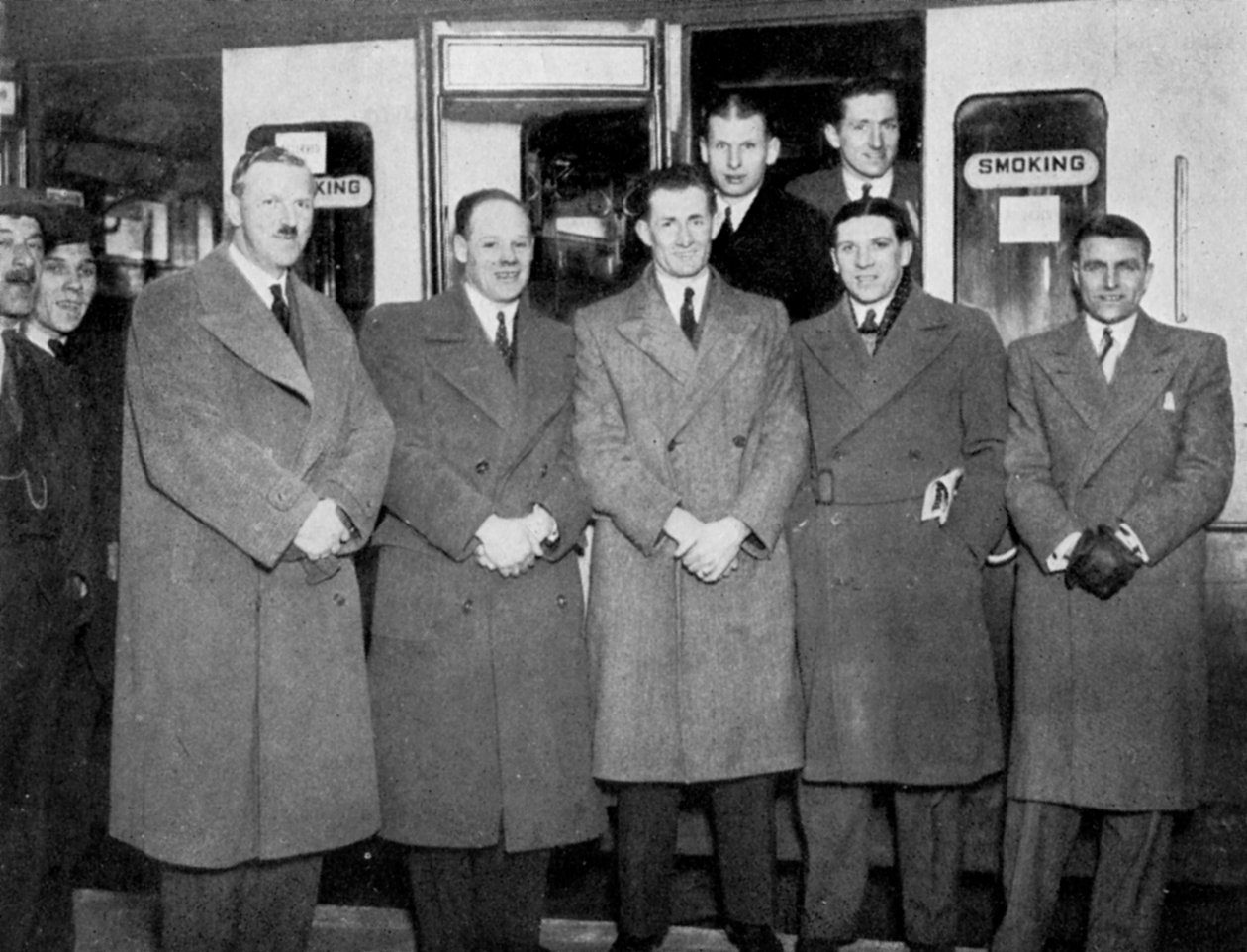 A caminho de Wolverhampton para a partida de futebol entre Inglaterra e País de Gales, 1936 de Keystone View Company
