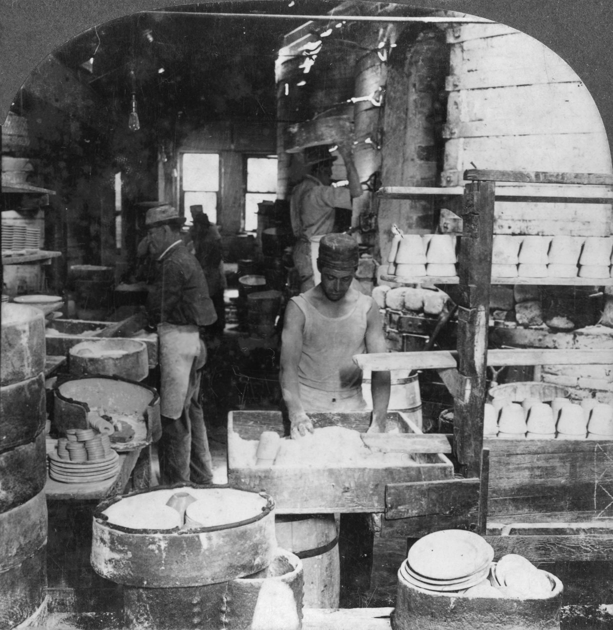 Disparar utensílios de mesa no Noted Pottery Center, Trenton, Nova Jersey, EUA, início do século XX de Keystone View Company