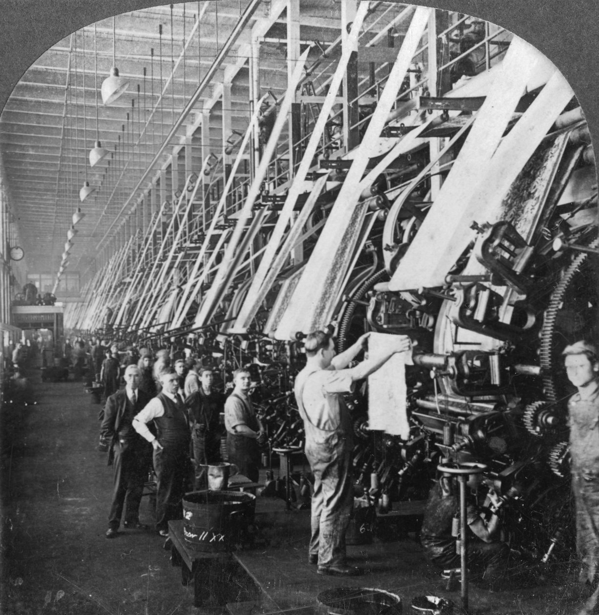 Vista geral de uma grande sala de impressão em uma fábrica de algodão, Lawrence, Massachusetts, EUA, século 20 de Keystone View Company