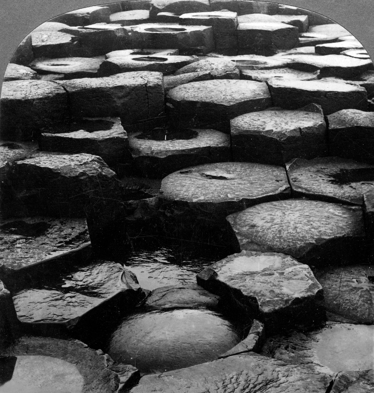 Calçada de Giants, Antrim, Irlanda do Norte. de Keystone View Company
