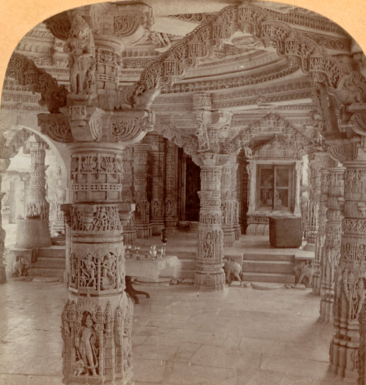 Interior, Templo de Dilwara, Monte Abu, Índia, 1901. de Keystone View Company