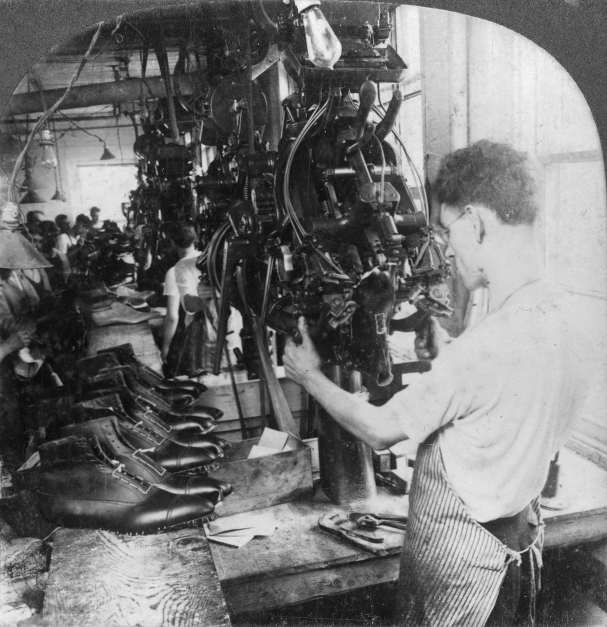 Máquina duradoura que molda sapatos na fábrica de calçados, Lynn, Massachusetts, EUA, início do século XX de Keystone View Company