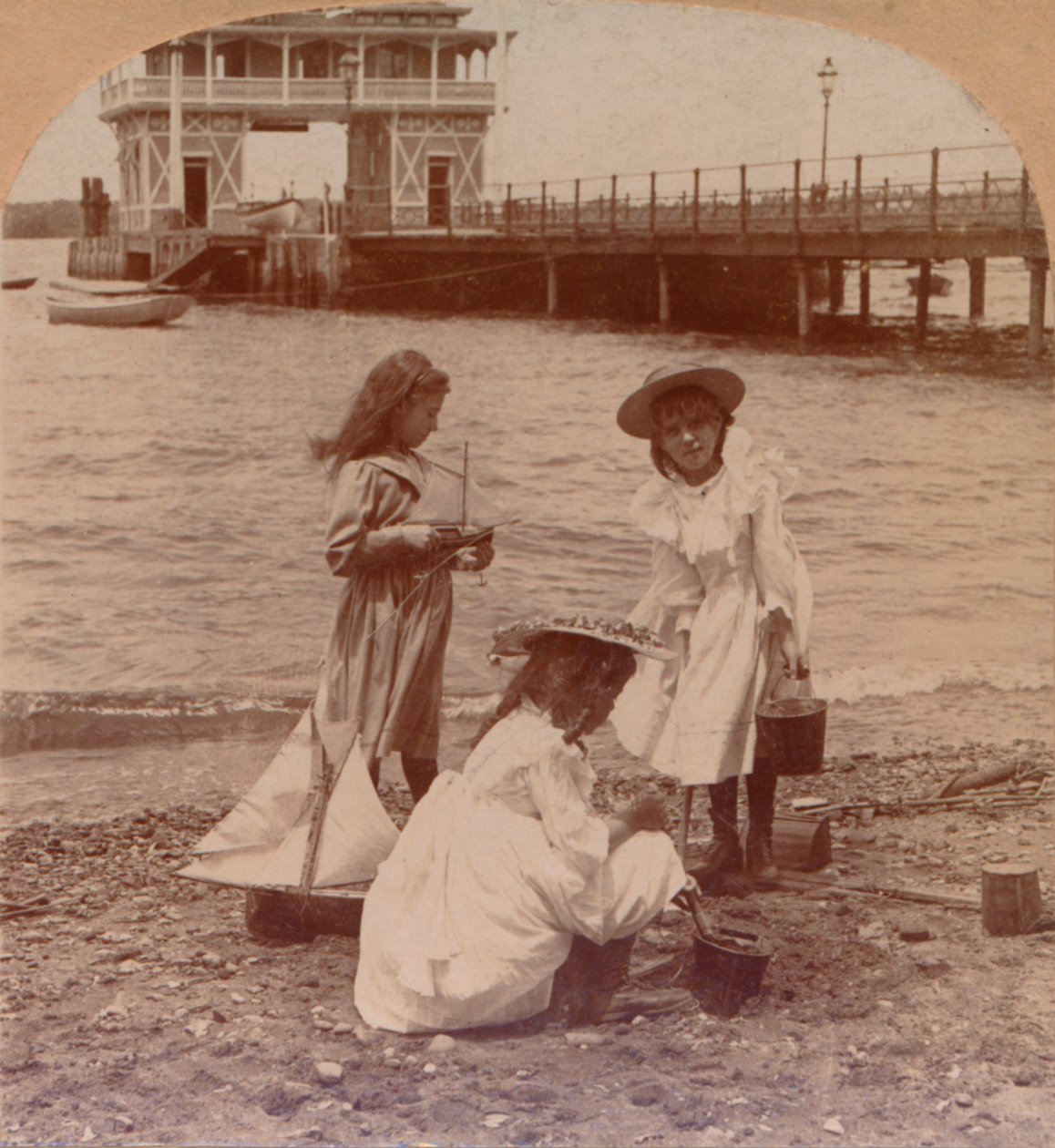 Brincando na praia c1900 de Keystone View Company