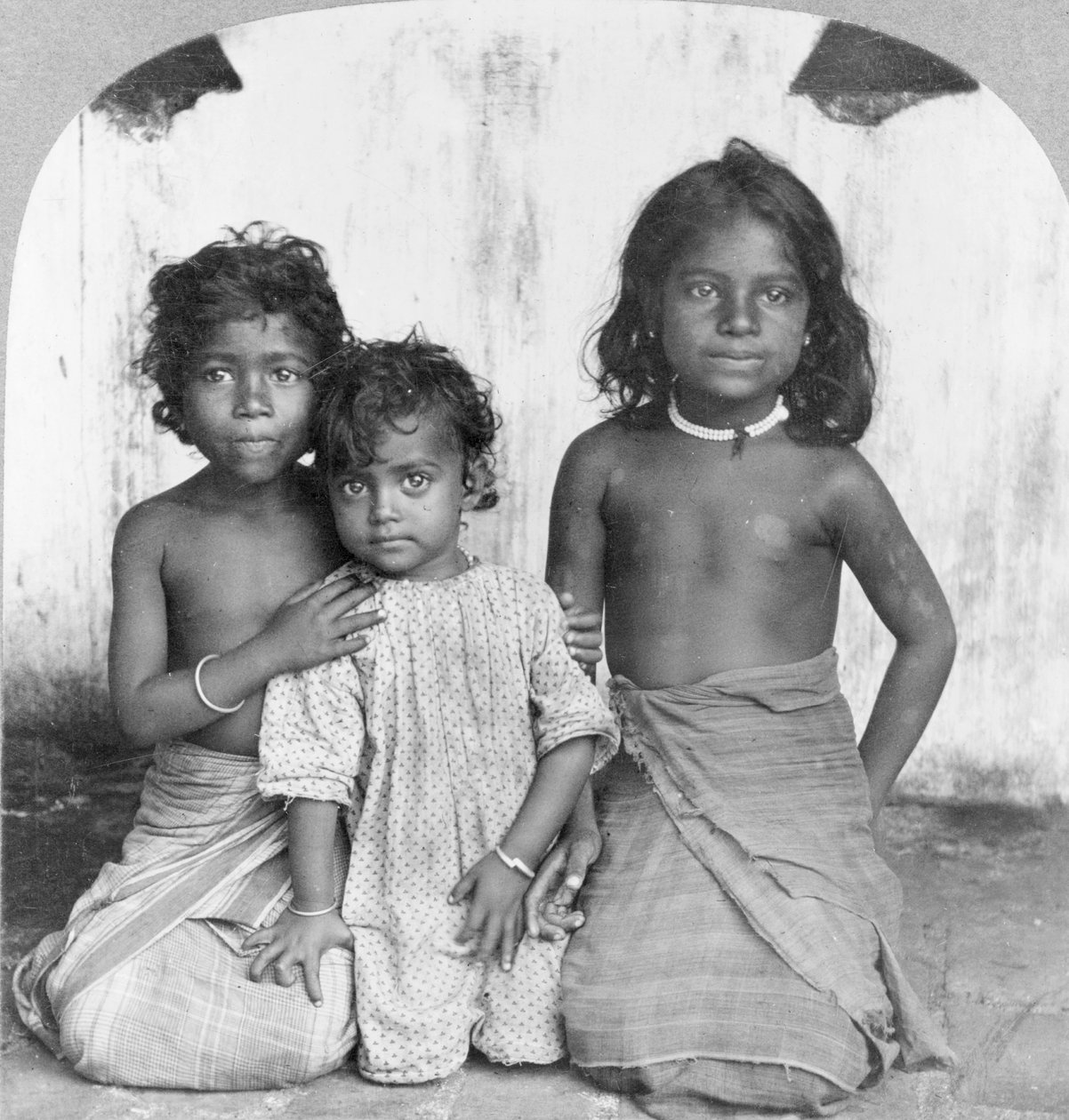 Retrato de três jovens cingaleses, c.1905 (foto a p/b) de Keystone View Company