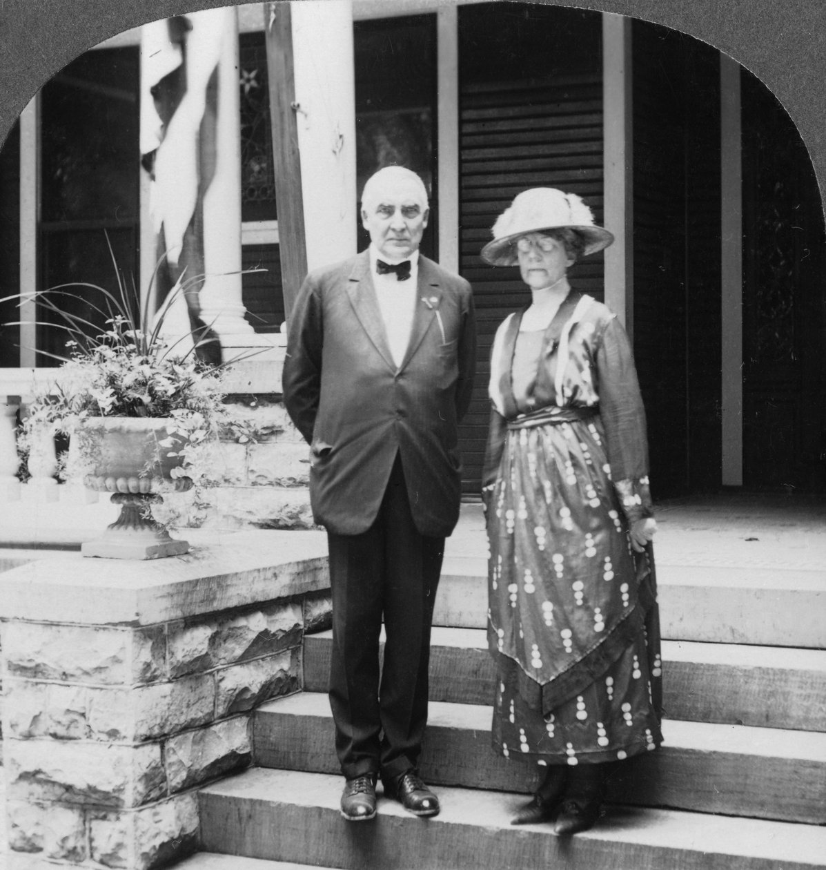 Presidente e Sra. Harding em sua casa, Marion, Illinois, EUA, c1921-c1923 de Keystone View Company
