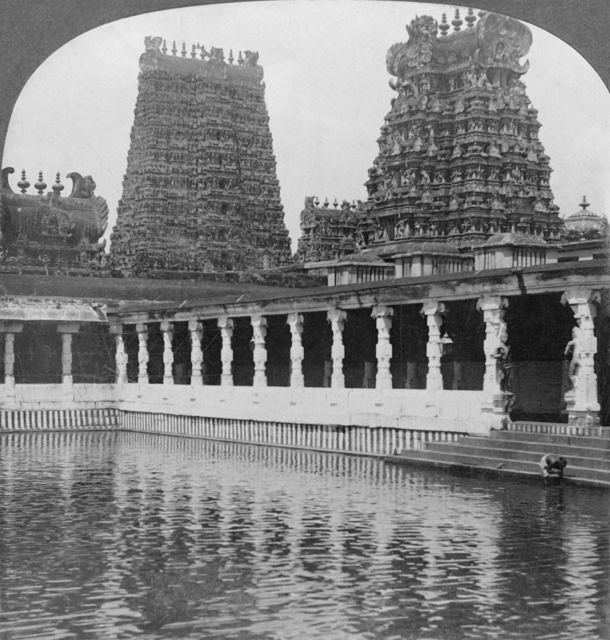 Ouro sagrado Lily Lake e pagodes - grande templo de Siva, Madura, sul da Índia, 1901. de Keystone View Company