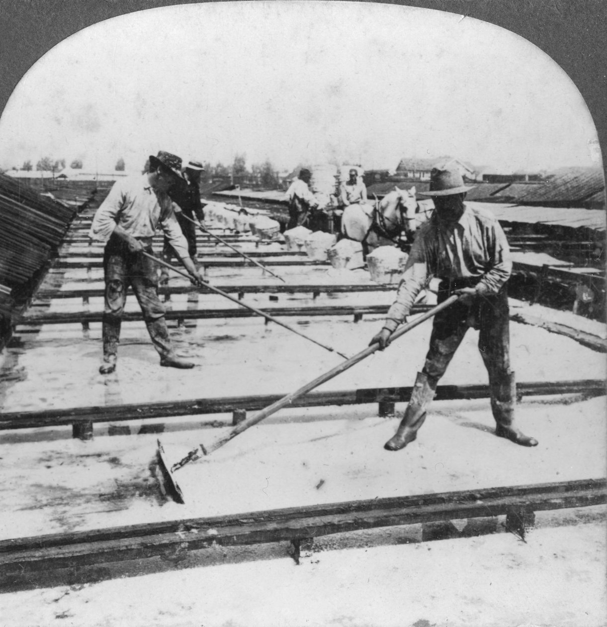 Evaporação solar, fabricação de sal, Syracuse, Nova York, EUA, século XX de Keystone View Company