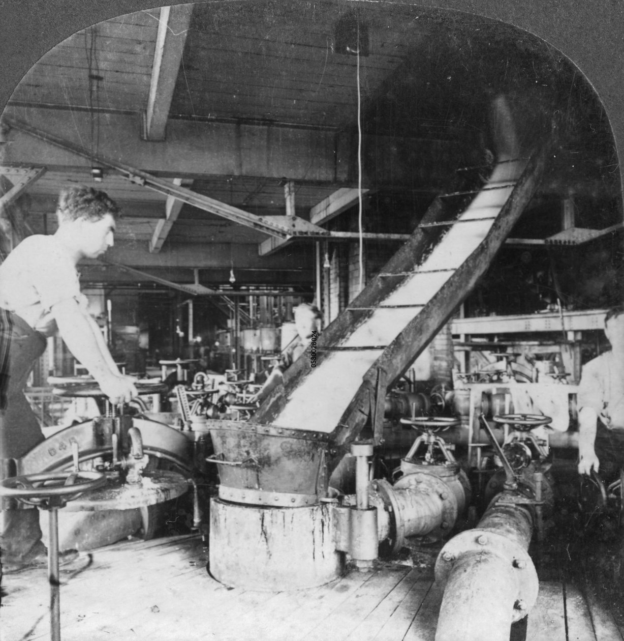 Polpa e suco de beterraba sacarina fluindo de tanque para tanque, Montreal, Canadá, início do século XX de Keystone View Company