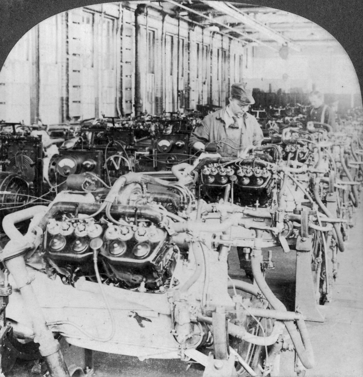 Testando motores em uma fábrica de automóveis, Detroit, Michigan, EUA, século 20 de Keystone View Company