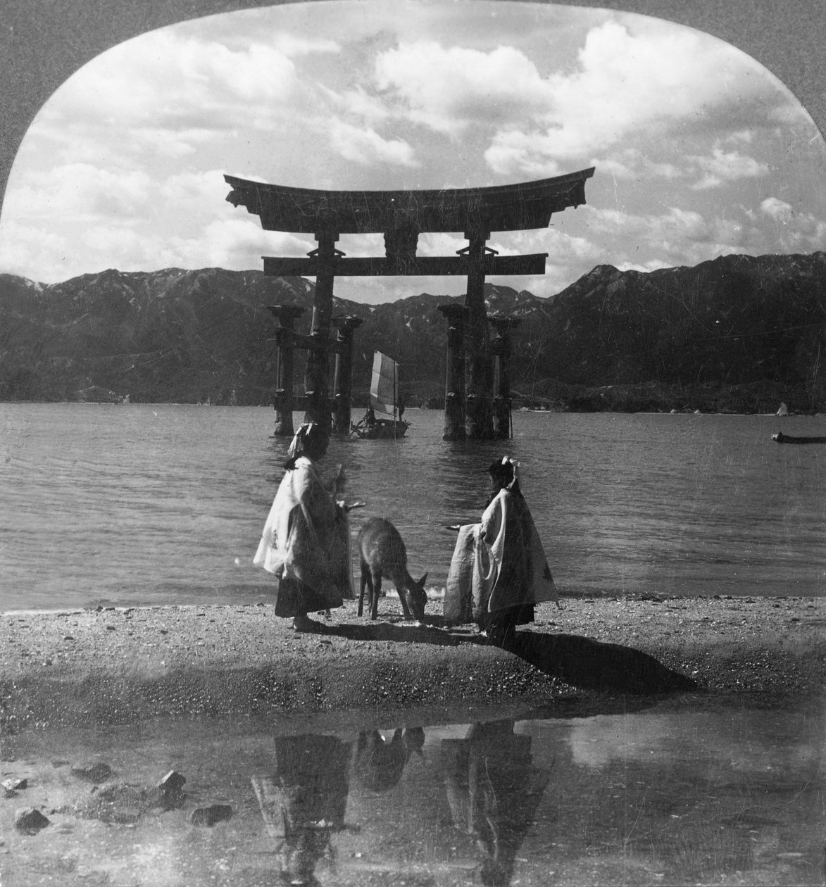 O famoso Seagirt Torii de Miyajima. Portal pitoresco para o famoso santuário xintoísmo, Japão, 1905. de Keystone View Company