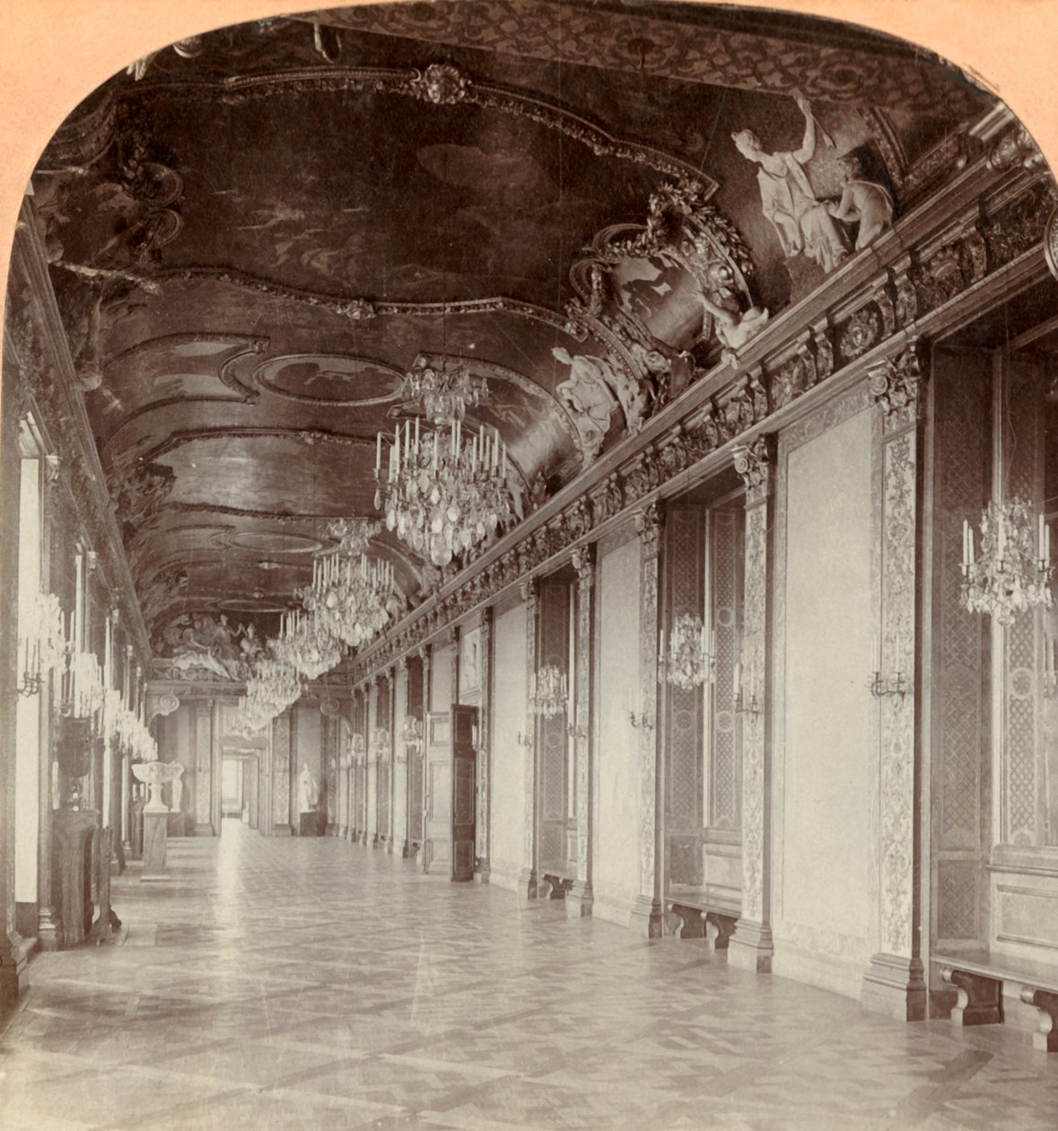 O grande salão de banquetes, palácio real, Estocolmo, Suécia, 1901. de Keystone View Company